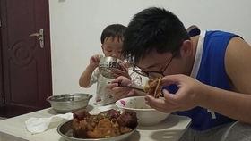 吃瓜爆料黄氏父子是真的吗,吃瓜爆料背后的真相